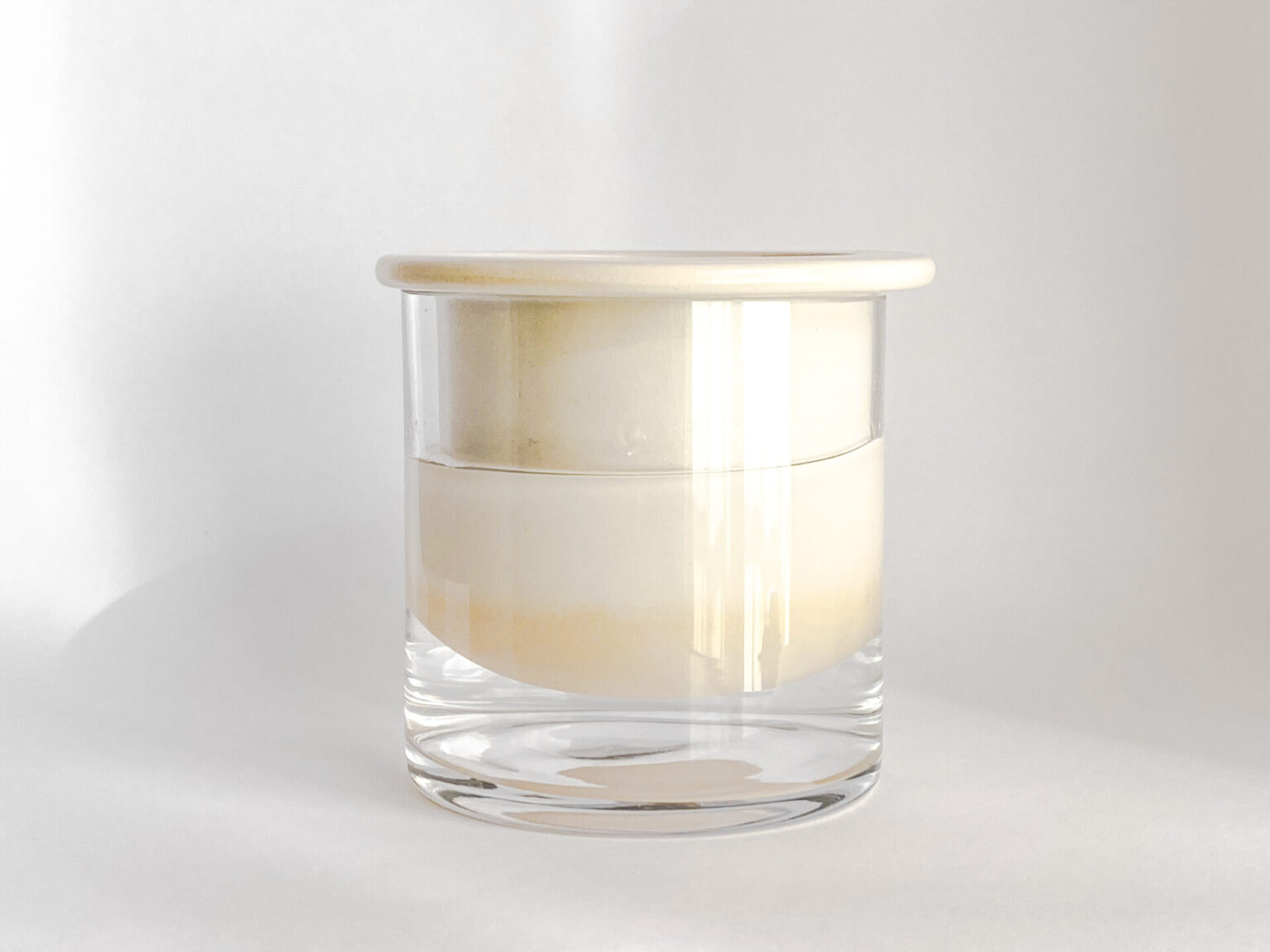 ガラス鉢に水を貯めた