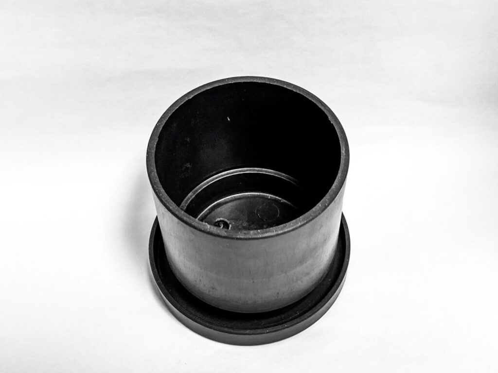 ブラックプラスチックポットっぽい鉢