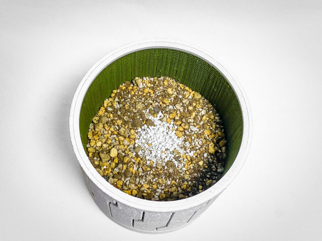 殺虫剤と肥料を撒く