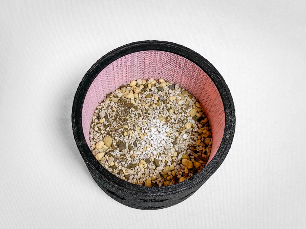 殺虫剤と肥料を撒く