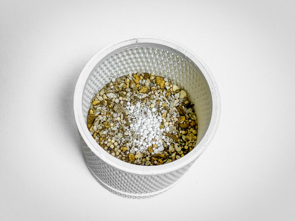 殺虫剤と肥料を撒く