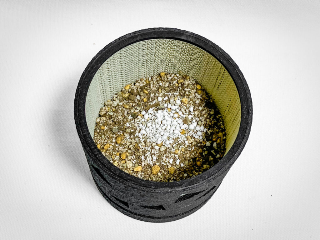 殺虫剤と緩効性肥料を撒く