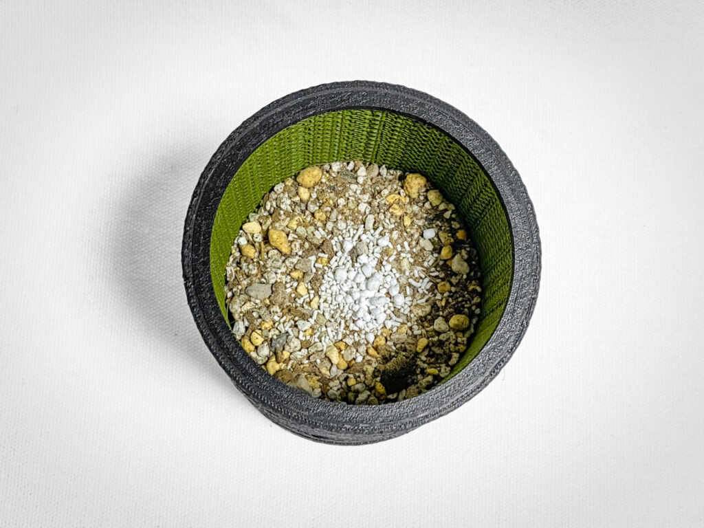 殺虫剤と緩効性肥料を撒く