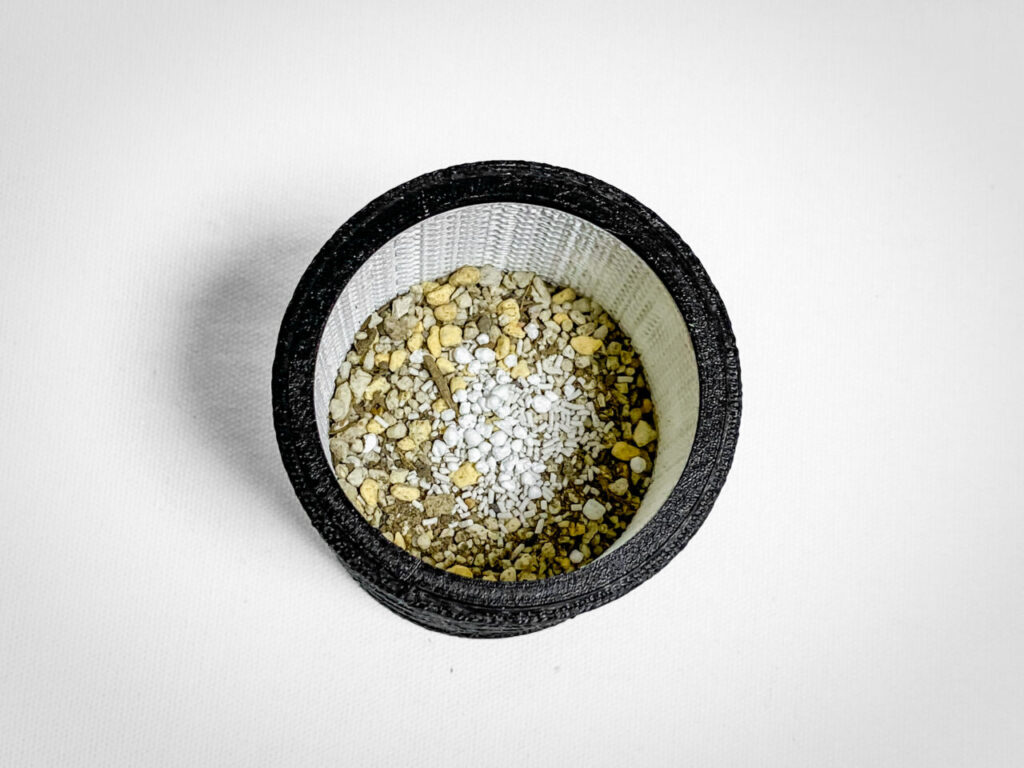 殺虫剤と緩効性肥料を撒く