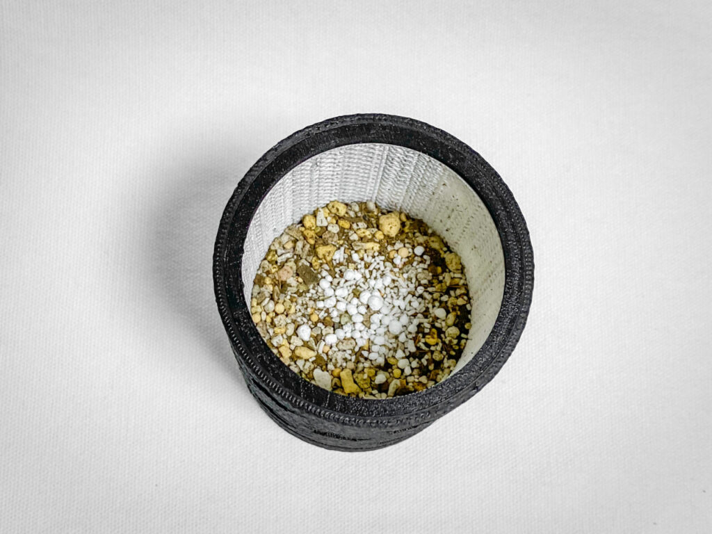 殺虫剤と肥料を撒く