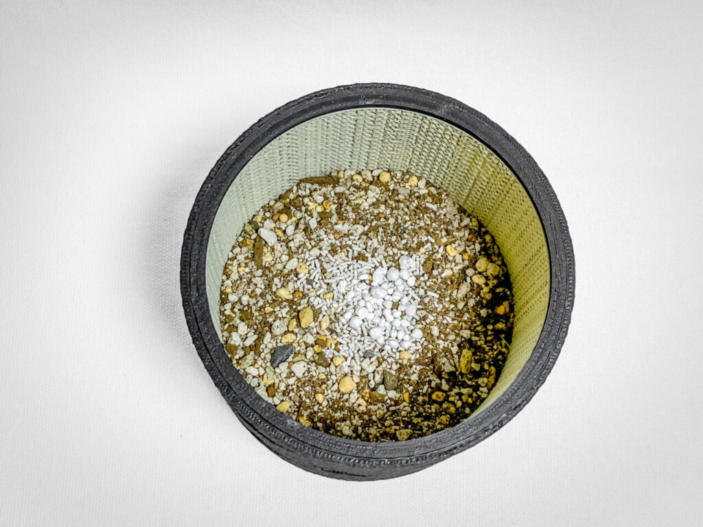 殺虫剤と緩効性肥料を撒く