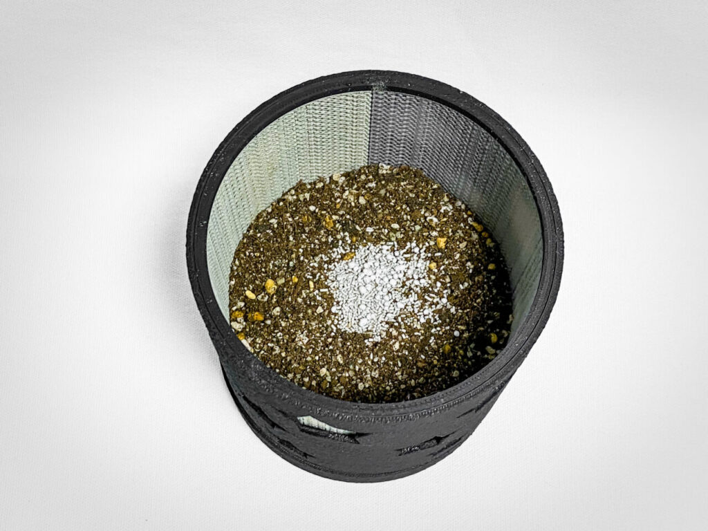 殺虫剤と緩効性肥料を撒く