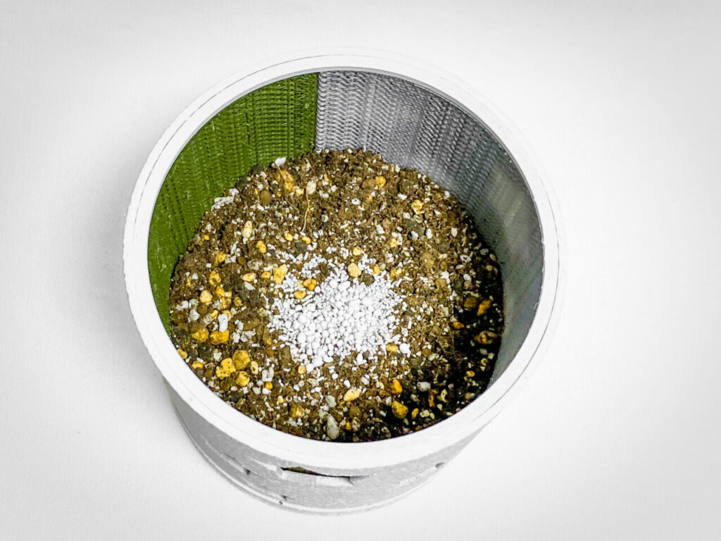 殺虫剤と緩効性肥料を撒く