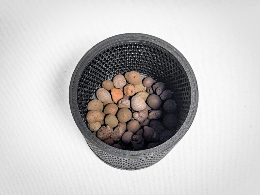 鉢底石（ハイドロボール）を敷く