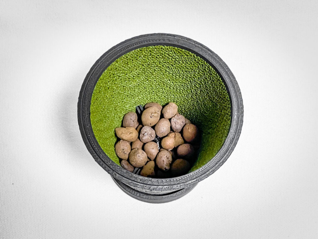 鉢底石（ハイドロボール中粒）を敷く