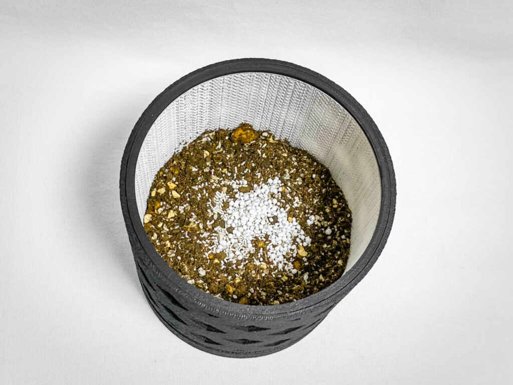 殺虫剤と緩効性肥料を撒く