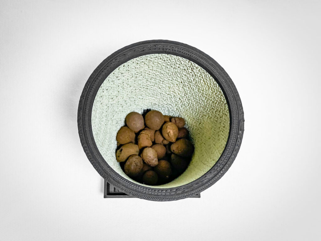 鉢底石（ハイドロボール中粒）を敷く