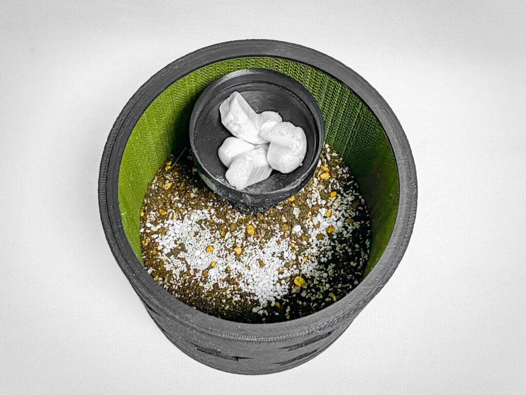 殺虫剤と緩効性肥料を撒く