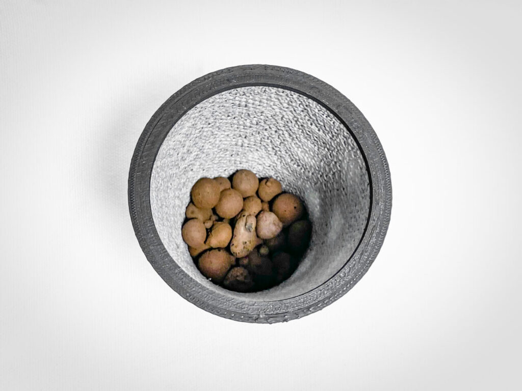 鉢底石（ハイドロボール中粒）を敷く