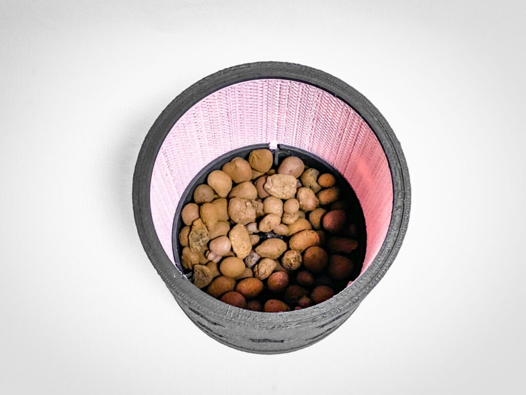 鉢底石（ハイドロボール中粒）を敷く