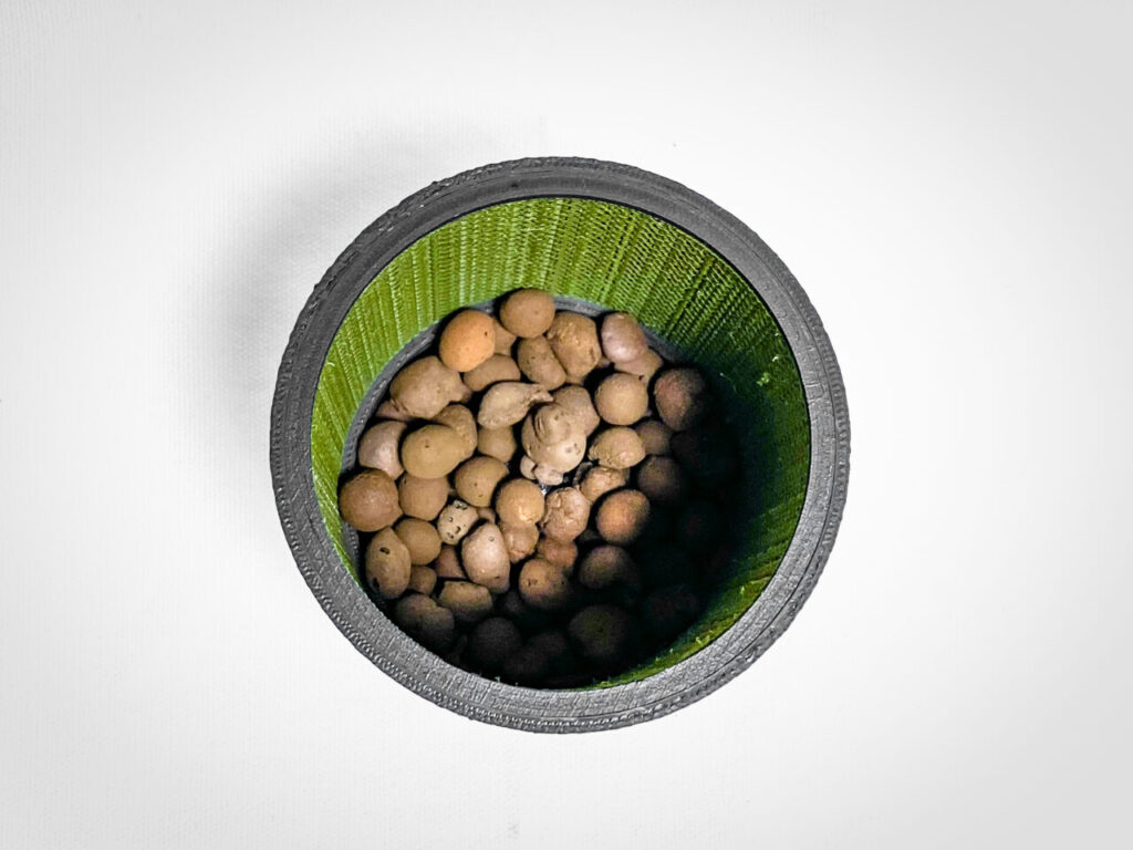 鉢底石（ハイドロボール中粒）を敷く