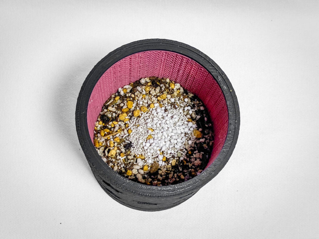 殺虫剤と緩効性肥料を撒く