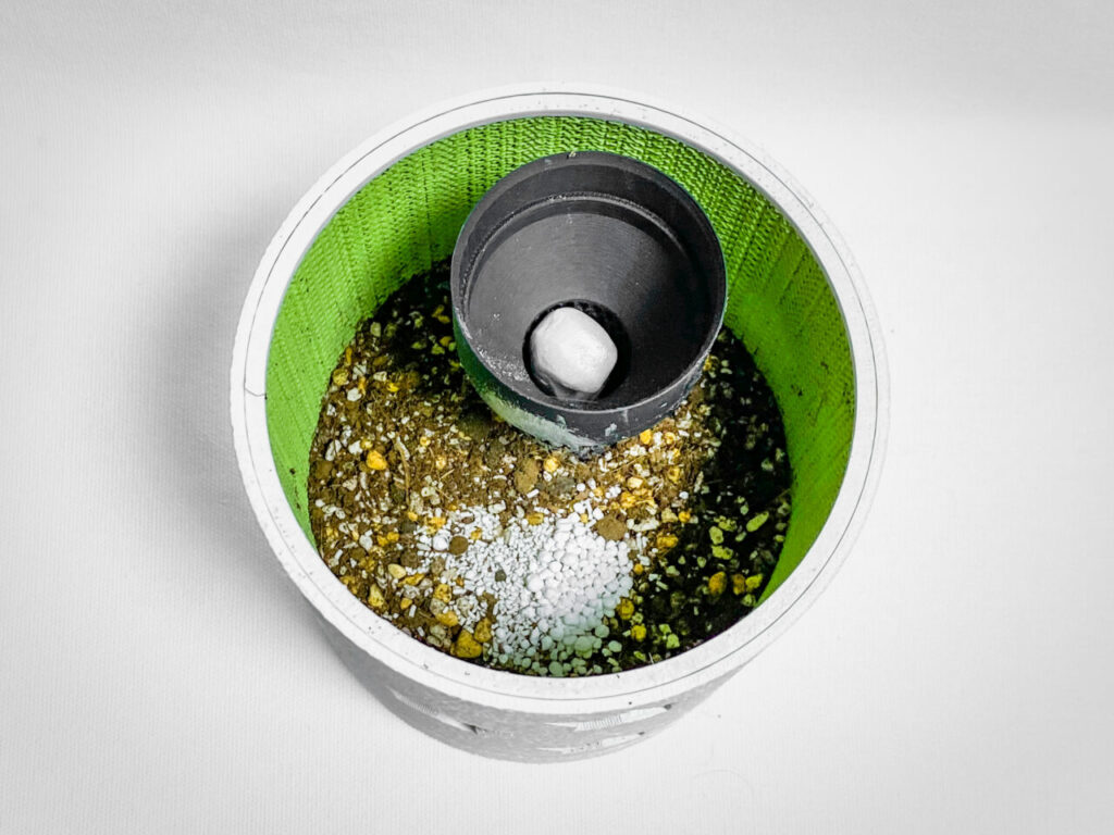 殺虫剤と緩効性肥料を撒く