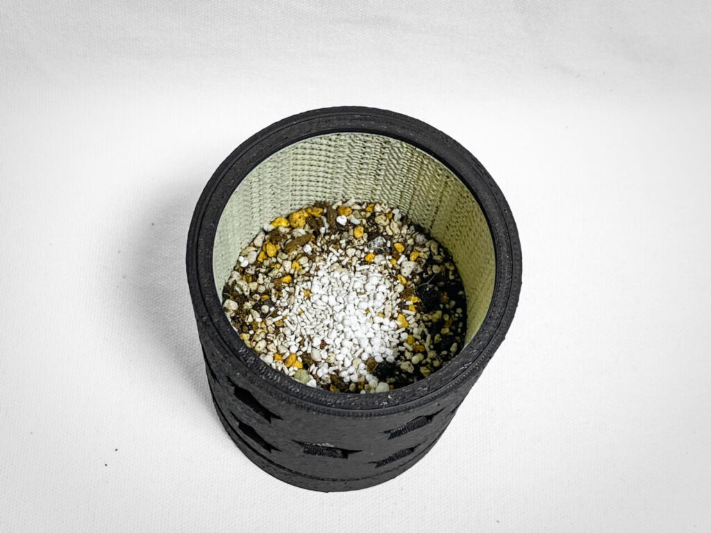 殺虫剤と緩効性肥料を撒く