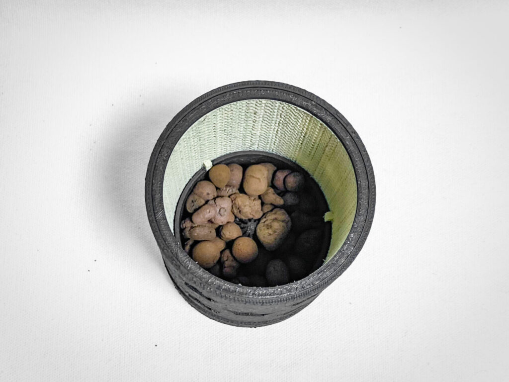 鉢底石（ハイドロボール中粒）を敷く