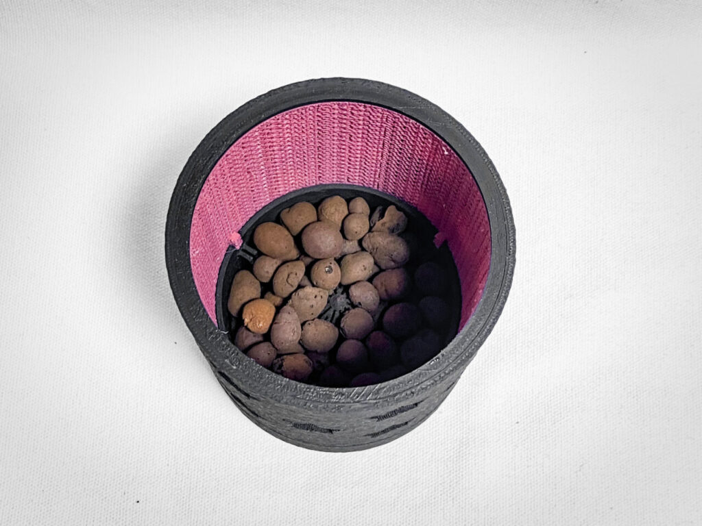 鉢底石（ハイドロボール中粒）を敷く