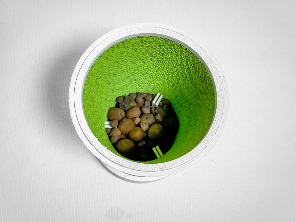 鉢底石(ハイドロボール中粒)を敷く