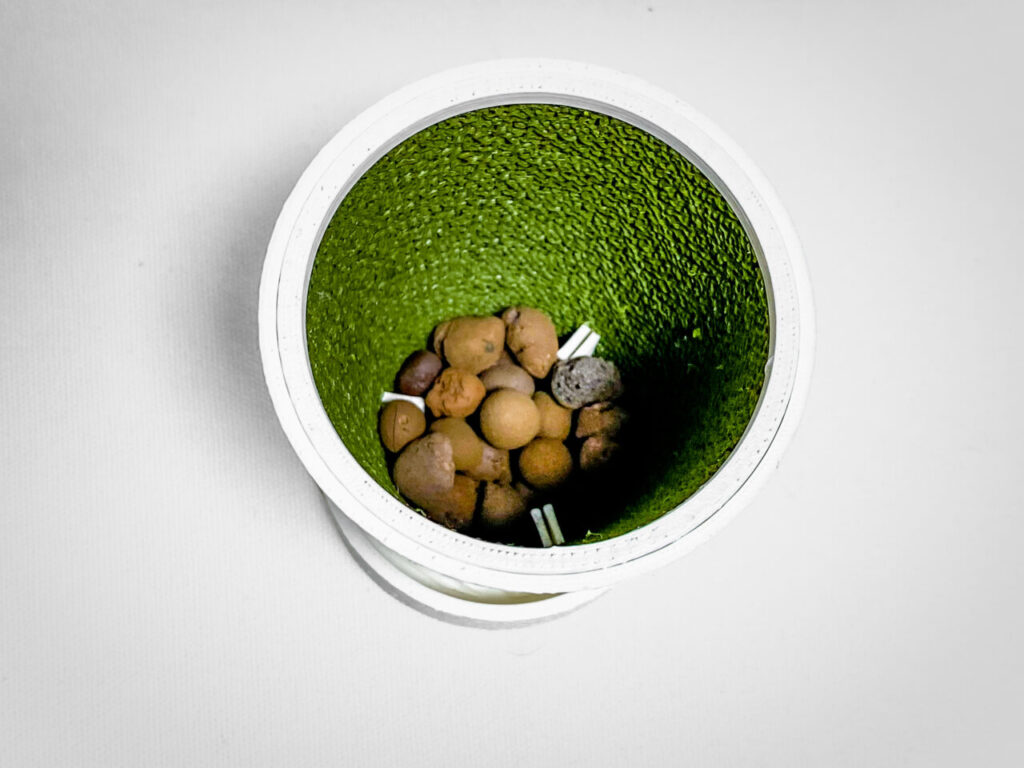 鉢底石（ハイドロボール中粒）を敷く