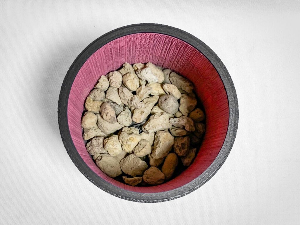 鉢底石を敷く