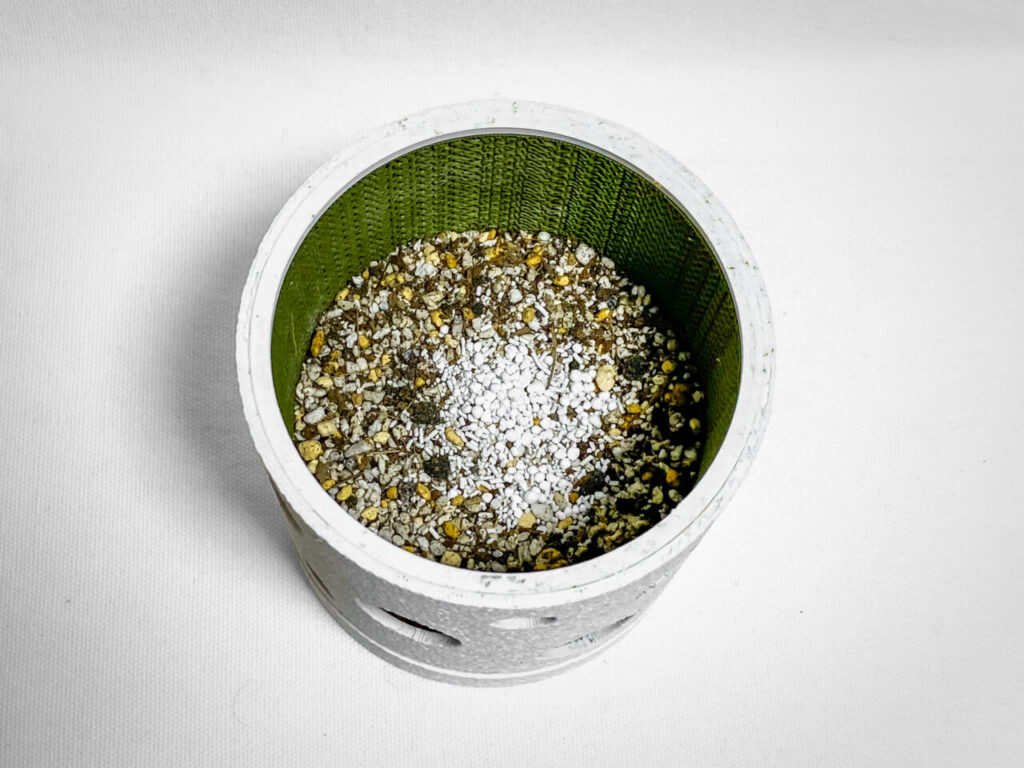 殺虫剤と緩効性肥料を撒く