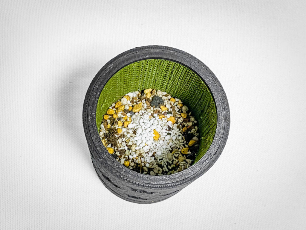 殺虫剤と緩効性肥料を撒く