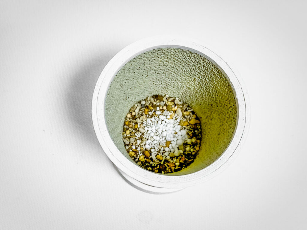 殺虫剤と緩効性肥料を撒く