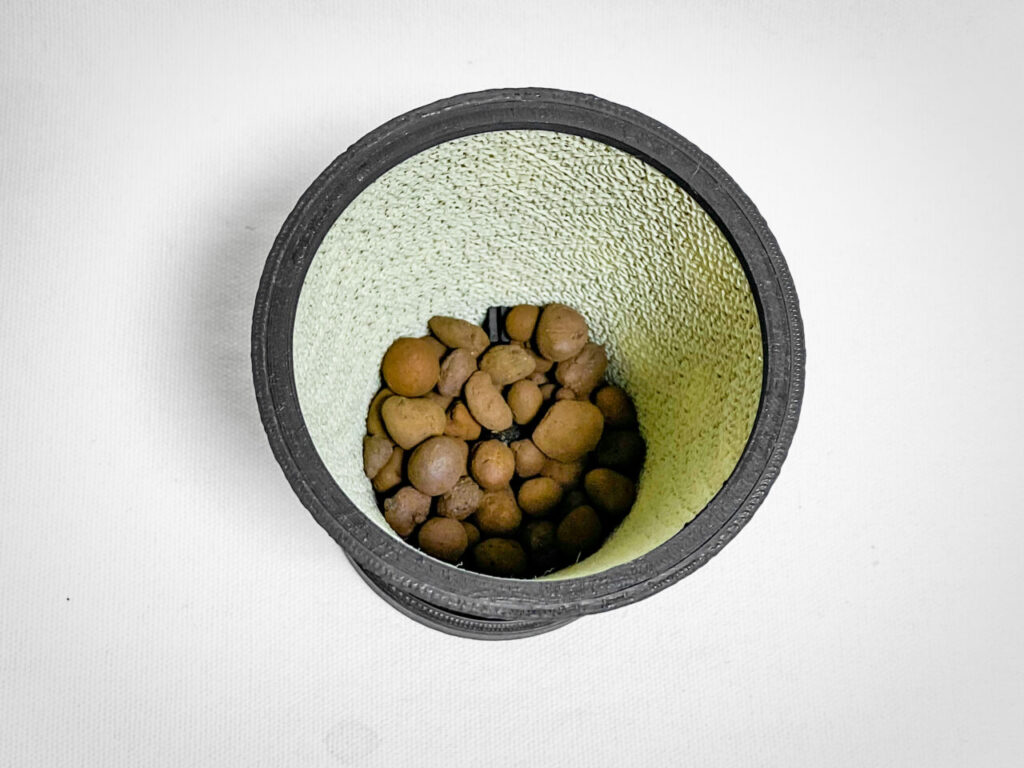 鉢底石（ハイドロボール中粒）を敷く