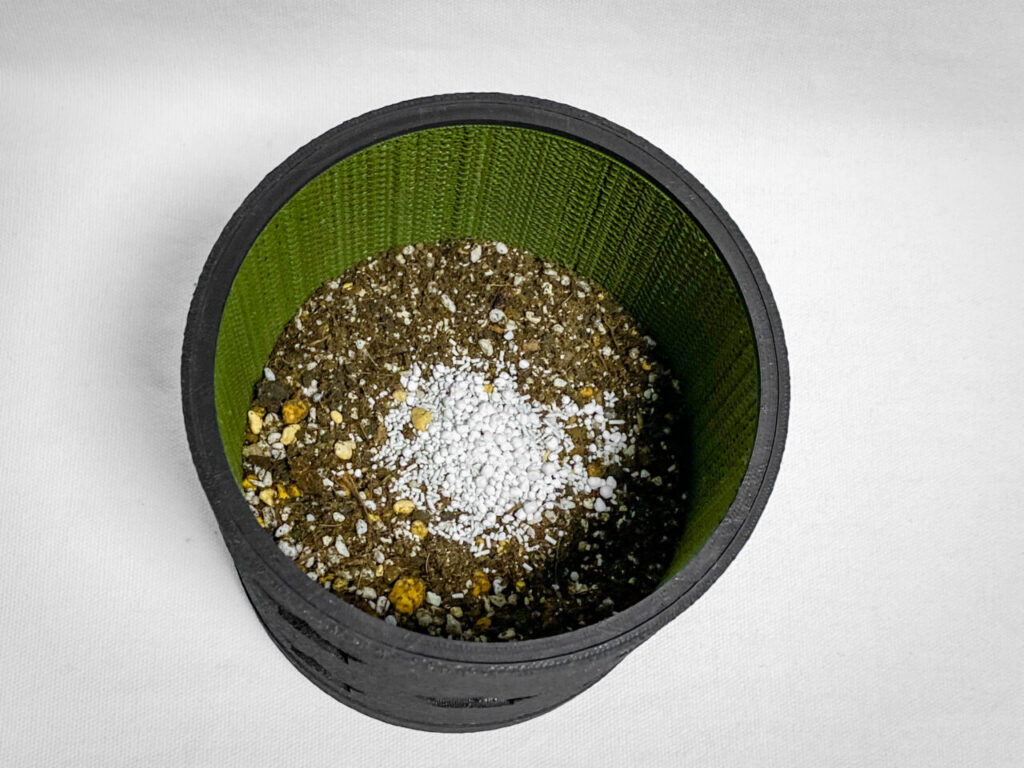 殺虫剤と緩効性肥料を撒く