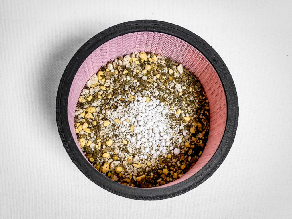 殺虫剤と緩効性肥料を撒く