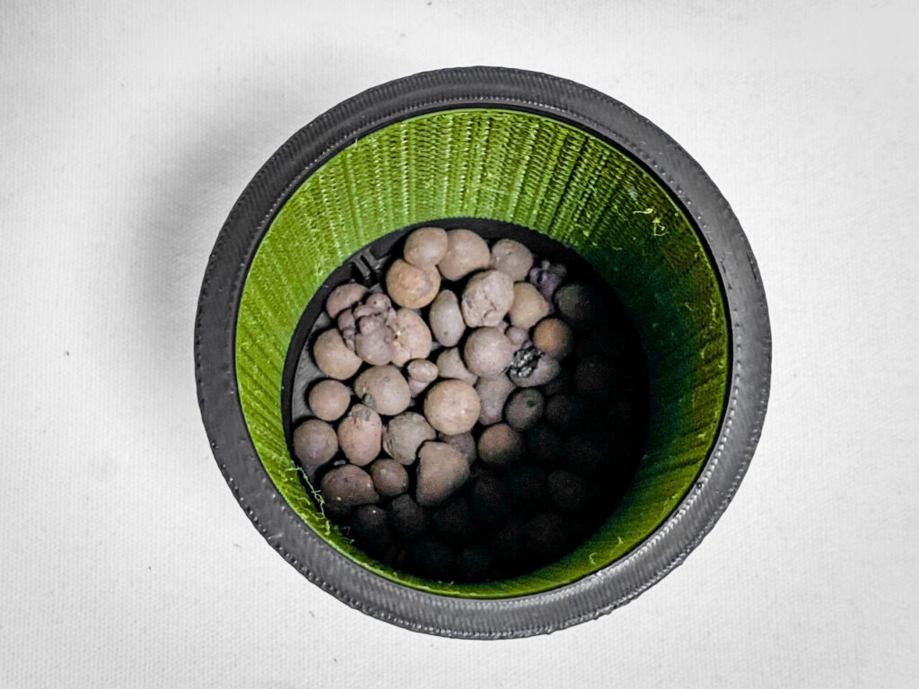 鉢底石（ハイドロボール中粒）を敷く