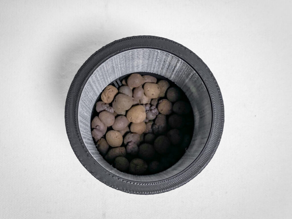 鉢底石（ハイドロボール中粒）を敷く