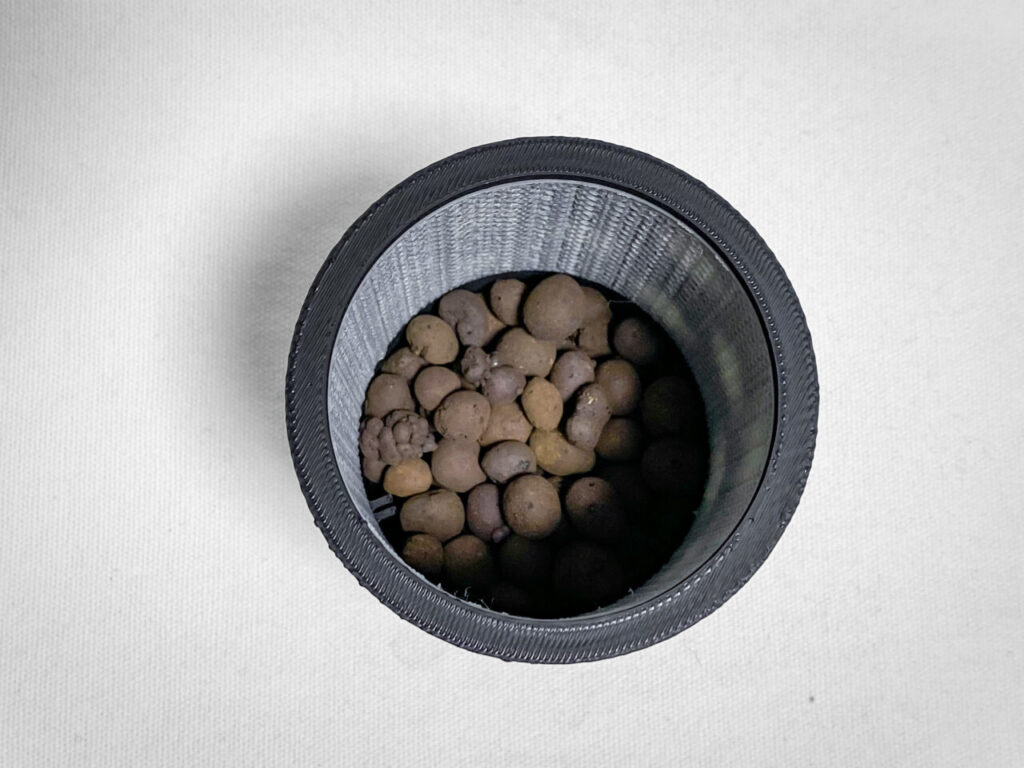 鉢底石(ハイドロボール)中粒を敷く